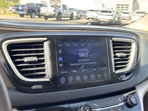 Used 2017 Chrysler Pacifica Touring FWD image 21
