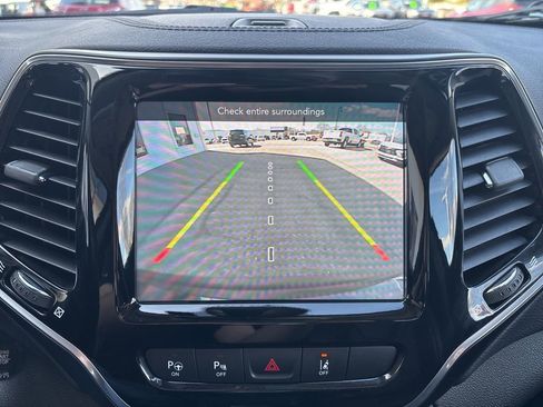 Used 2021 Jeep Cherokee Limited image 27