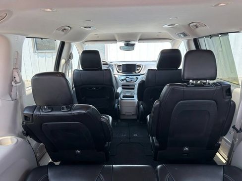 Used 2023 Chrysler Pacifica Touring-L FWD image 25