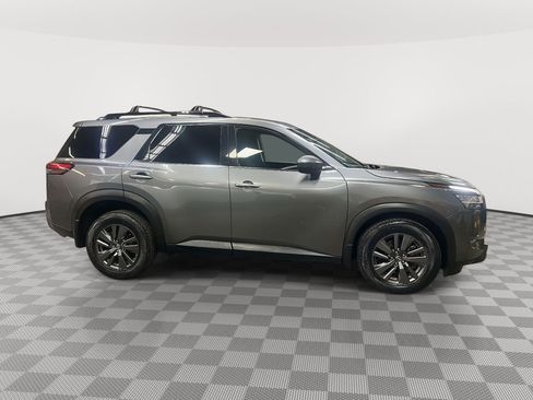 Used 2022 Nissan Pathfinder SV image 2