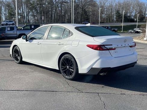 Used 2025 Toyota Camry SE w/ Convenience Package image 3