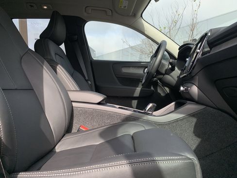 Used 2025 Volvo XC40 B5 Plus image 35