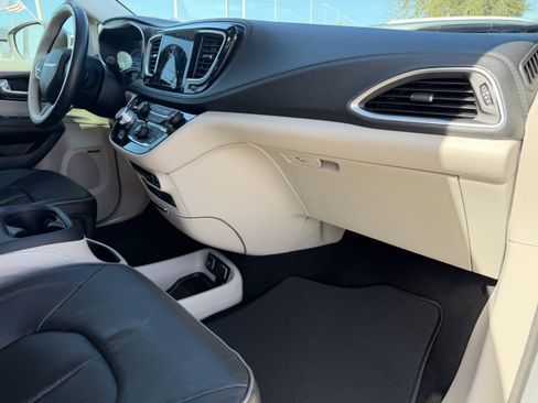 Used 2020 Chrysler Pacifica Limited w/ Advanced Safetytec Group image 13