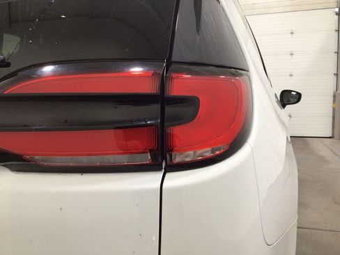 Used 2023 Chrysler Pacifica Touring-L FWD image 16