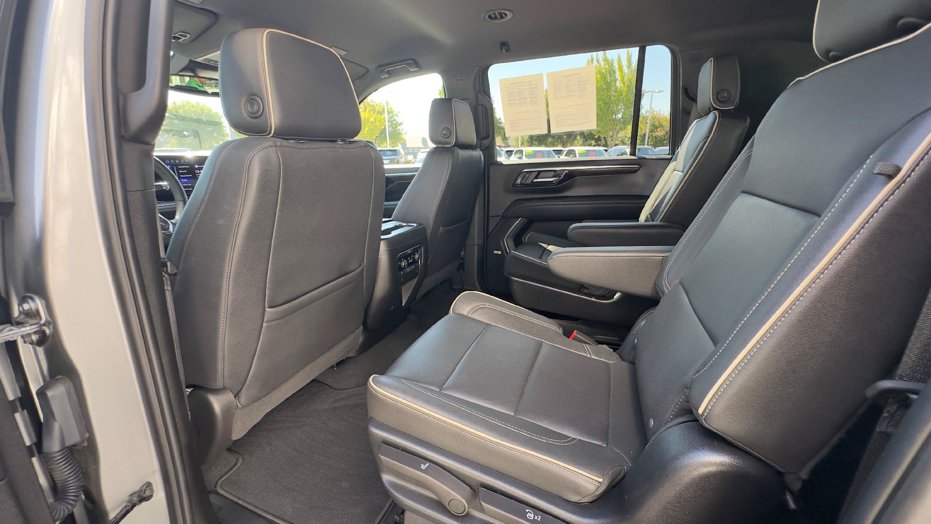 Used 2025 Chevrolet Suburban Premier AWD/4WD image 9