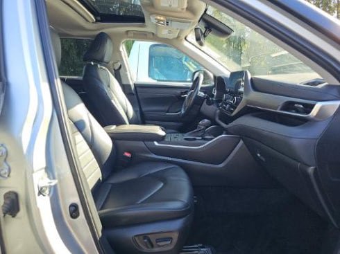 Used 2023 Toyota Highlander XLE AWD/4WD image 11