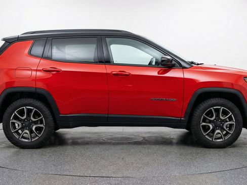 Used 2025 Jeep Compass Trailhawk AWD/4WD image 11