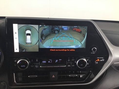 Used 2023 Toyota Highlander Platinum image 18
