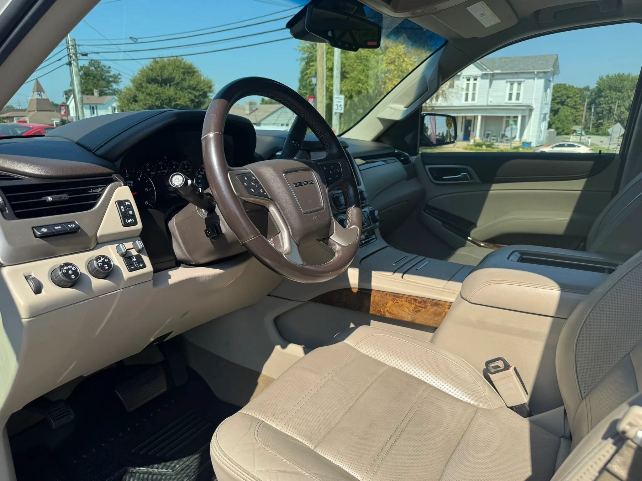 Used 2015 GMC Yukon Denali w/ Touring Package AWD/4WD image 24