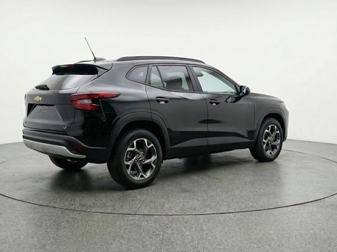 Used 2025 Chevrolet Trax LT FWD image 9
