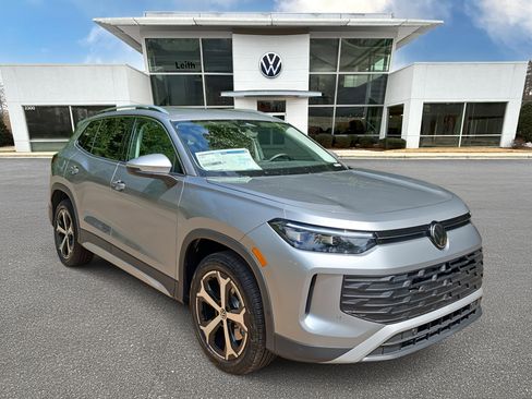 New 2025 Volkswagen Tiguan SE image 1