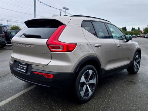 Used 2023 Volvo XC40 B4 Ultimate image 4