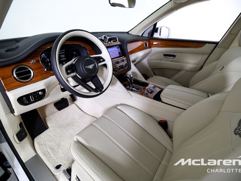 Used 2023 Bentley Bentayga Plug-In Hybrid image 12