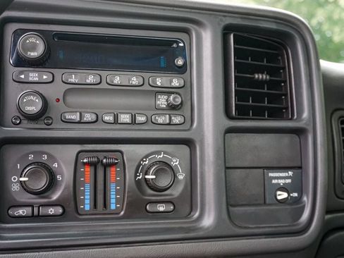 Used 2004 Chevrolet Silverado 2500 LS AWD/4WD image 16