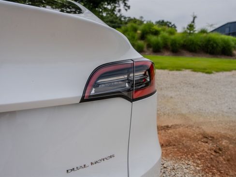 Used 2021 Tesla Model Y Long Range AWD/4WD image 11