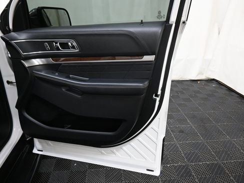 Used 2018 Ford Explorer Platinum image 25