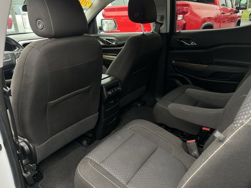 Used 2023 GMC Acadia SLE image 3