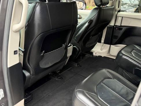 Used 2017 Chrysler Pacifica Touring-L image 15