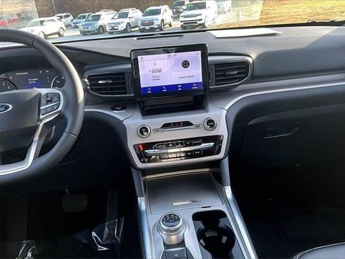 Used 2024 Ford Explorer XLT w/ Equipment Group 202A image 6