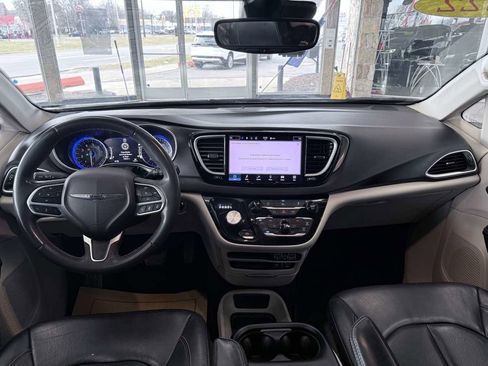 Used 2022 Chrysler Pacifica Touring-L image 32
