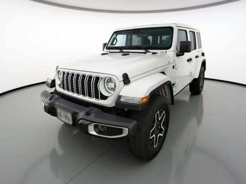 Used 2025 Jeep Wrangler Sahara image 3
