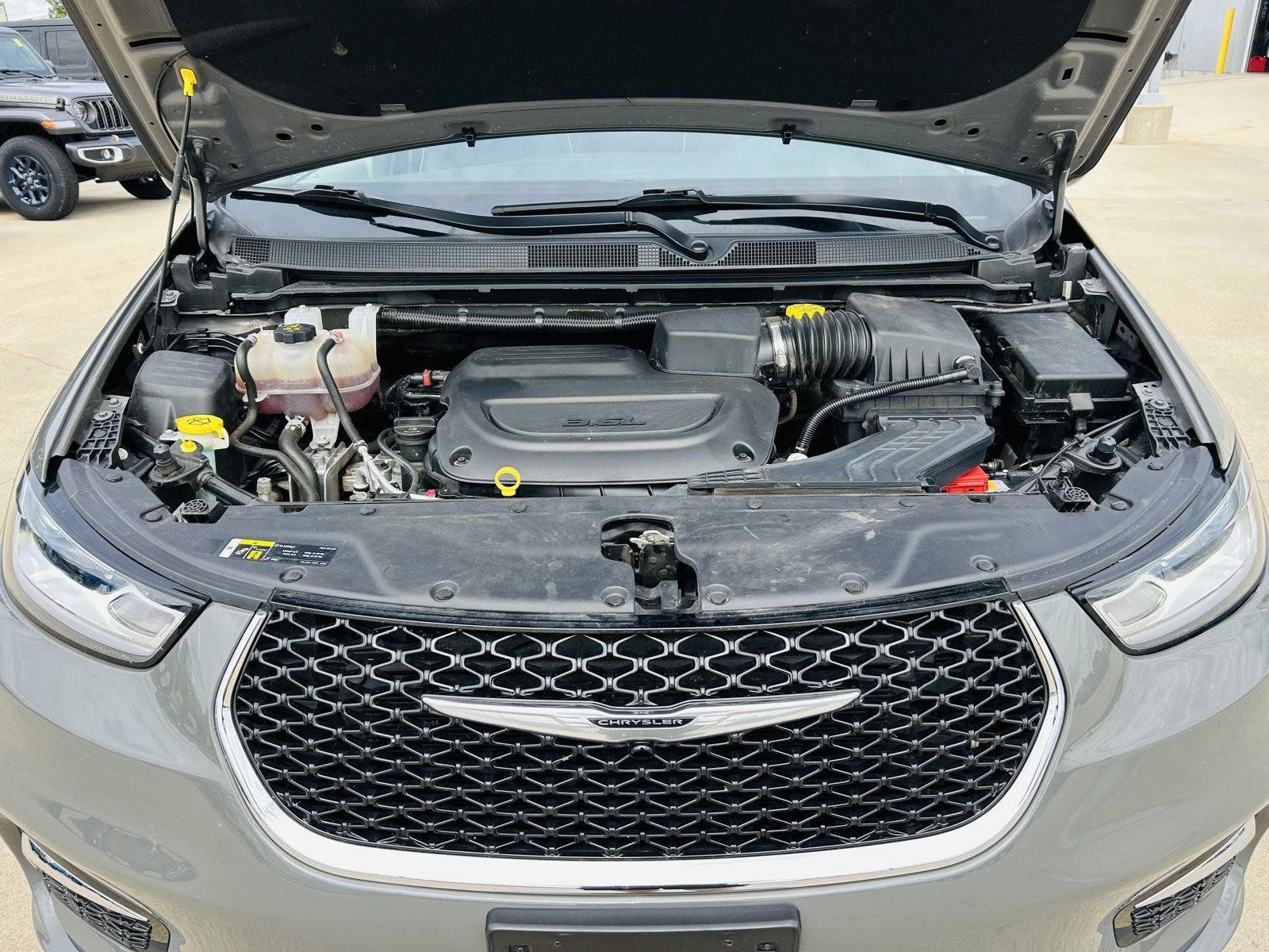 Used 2023 Chrysler Pacifica Limited FWD image 47