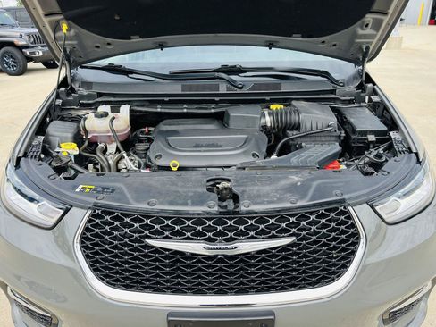 Used 2023 Chrysler Pacifica Limited FWD image 47