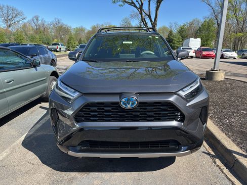 Used 2024 Toyota RAV4 SE image 2