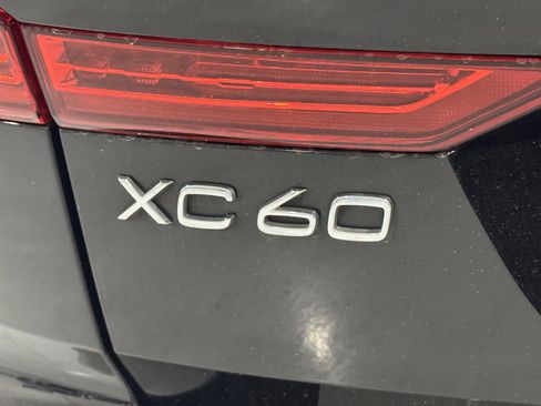 Used 2018 Volvo XC60 T6 Momentum w/ Convenience Package image 21