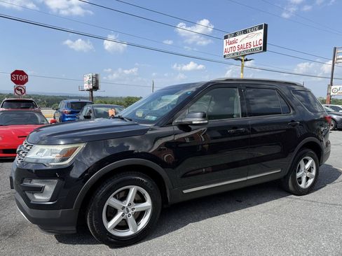 Used 2017 Ford Explorer XLT AWD/4WD image 1