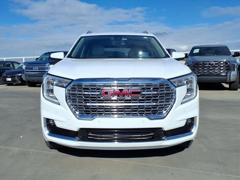 Used 2023 GMC Terrain Denali image 2