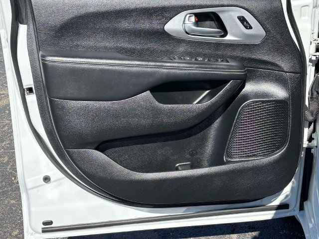 Used 2023 Chrysler Pacifica Touring-L w/ S Appearance Package FWD image 14