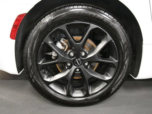 Used 2025 Chrysler Pacifica Limited FWD image 35