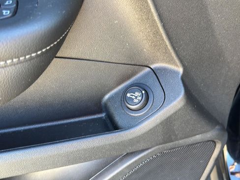 Used 2024 GMC Terrain SLT image 14