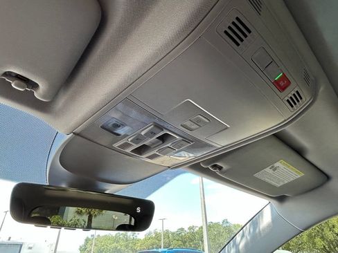 Used 2024 Volkswagen Taos SE w/ Panoramic Sunroof Package FWD image 28