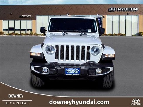 Used 2023 Jeep Gladiator Overland image 2