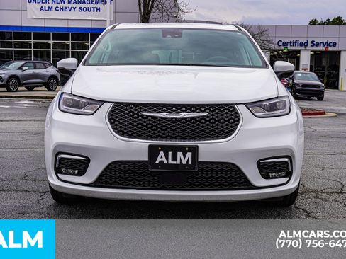 Used 2023 Chrysler Pacifica Touring-L image 11