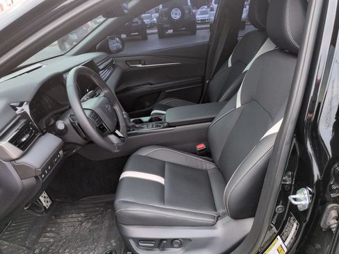 Used 2025 Toyota Camry SE FWD image 9