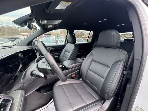 Used 2025 Chevrolet Traverse LT image 23