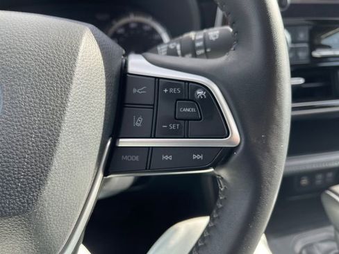 Used 2024 Toyota Highlander LE image 25