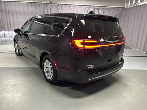 Used 2024 Chrysler Pacifica Touring-L image 5