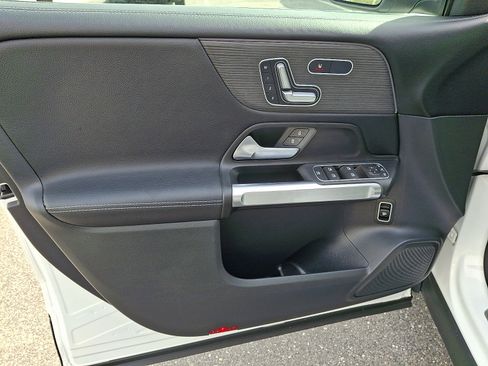 Used 2023 Mercedes-Benz GLB 250 4MATIC image 13