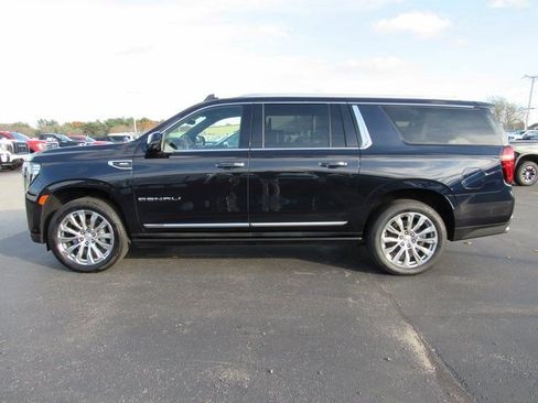 Used 2023 GMC Yukon XL Denali w/ Advanced Technology Package image 2