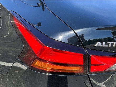 Used 2024 Nissan Altima 2.5 SV FWD image 23
