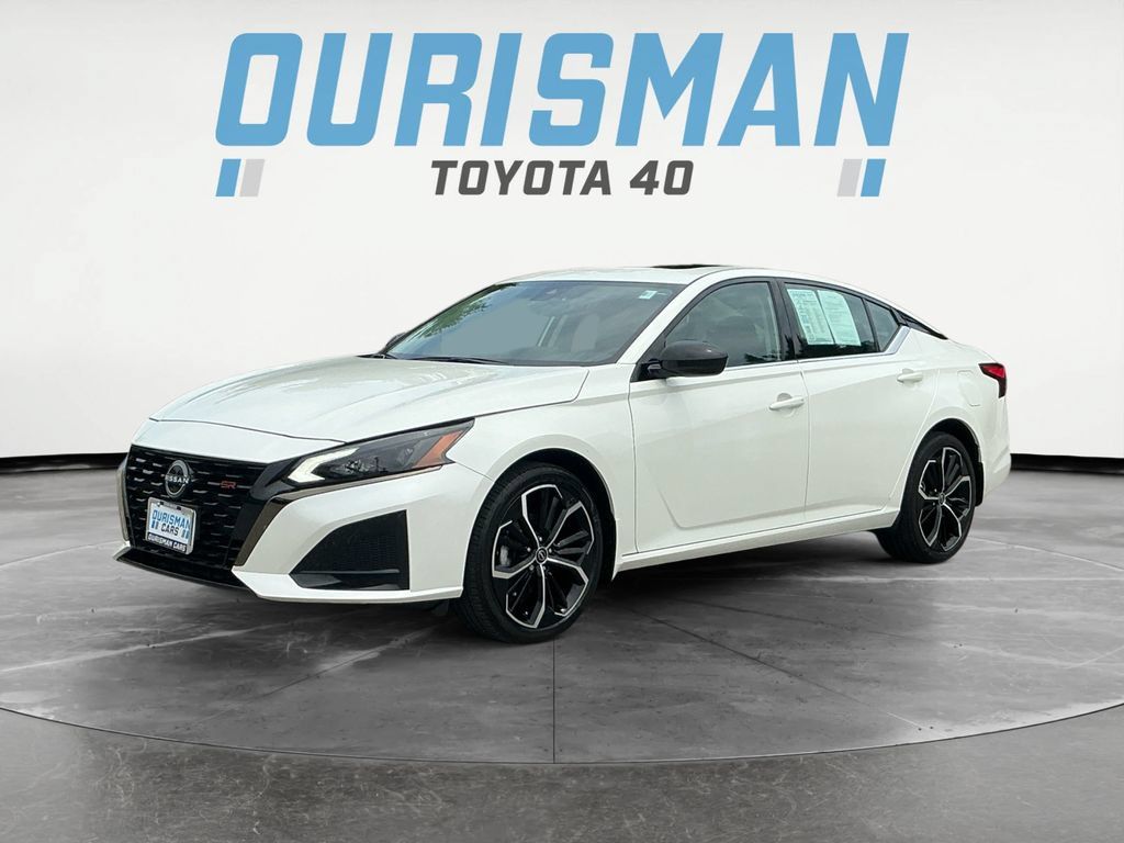 Used 2023 Nissan Altima 2.5 SR w/ SR Premium Package AWD/4WD image 3