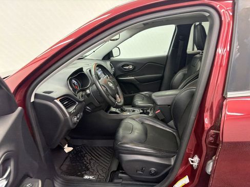 Used 2019 Jeep Cherokee Latitude Plus w/ Comfort/Convenience Group FWD image 9