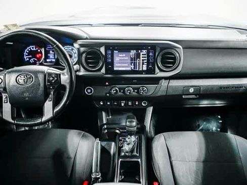 Used 2019 Toyota Tacoma TRD Sport w/ Technology Package image 11