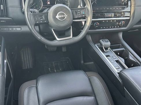 Certified 2025 Nissan Pathfinder SL FWD image 5