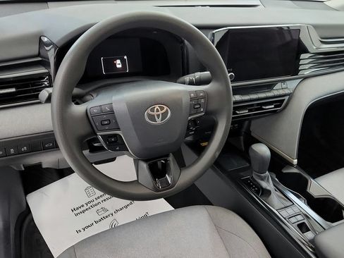 Used 2025 Toyota Camry LE AWD/4WD image 32