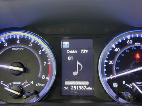 Used 2018 Toyota Highlander XLE FWD image 40